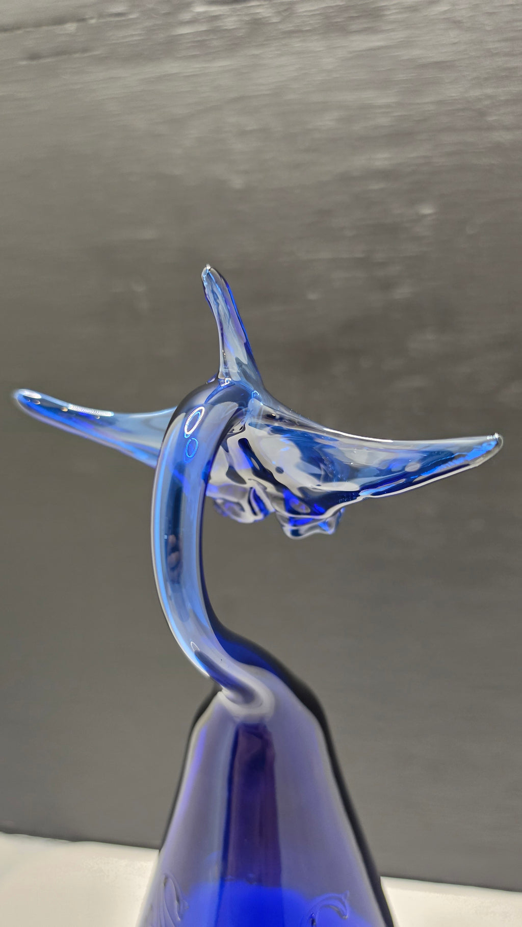 Blue Manta Ray Glass Bottle Sculpture – Handcrafted Collectible Art | Essenar