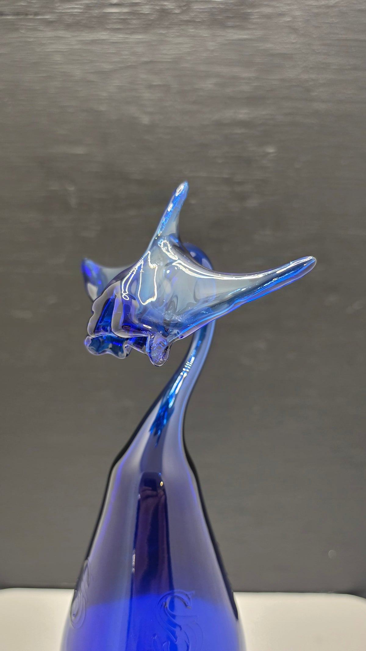 Blue Manta Ray Glass Bottle Sculpture – Handcrafted Collectible Art | Essenar