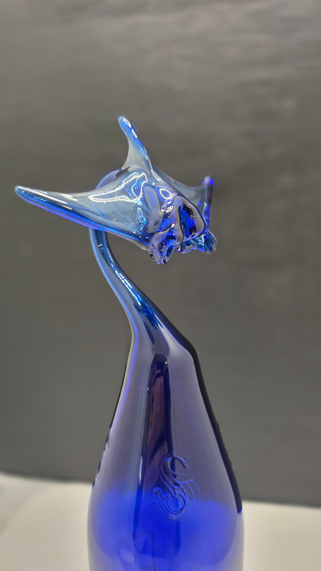 Blue Manta Ray Glass Bottle Sculpture – Handcrafted Collectible Art | Essenar