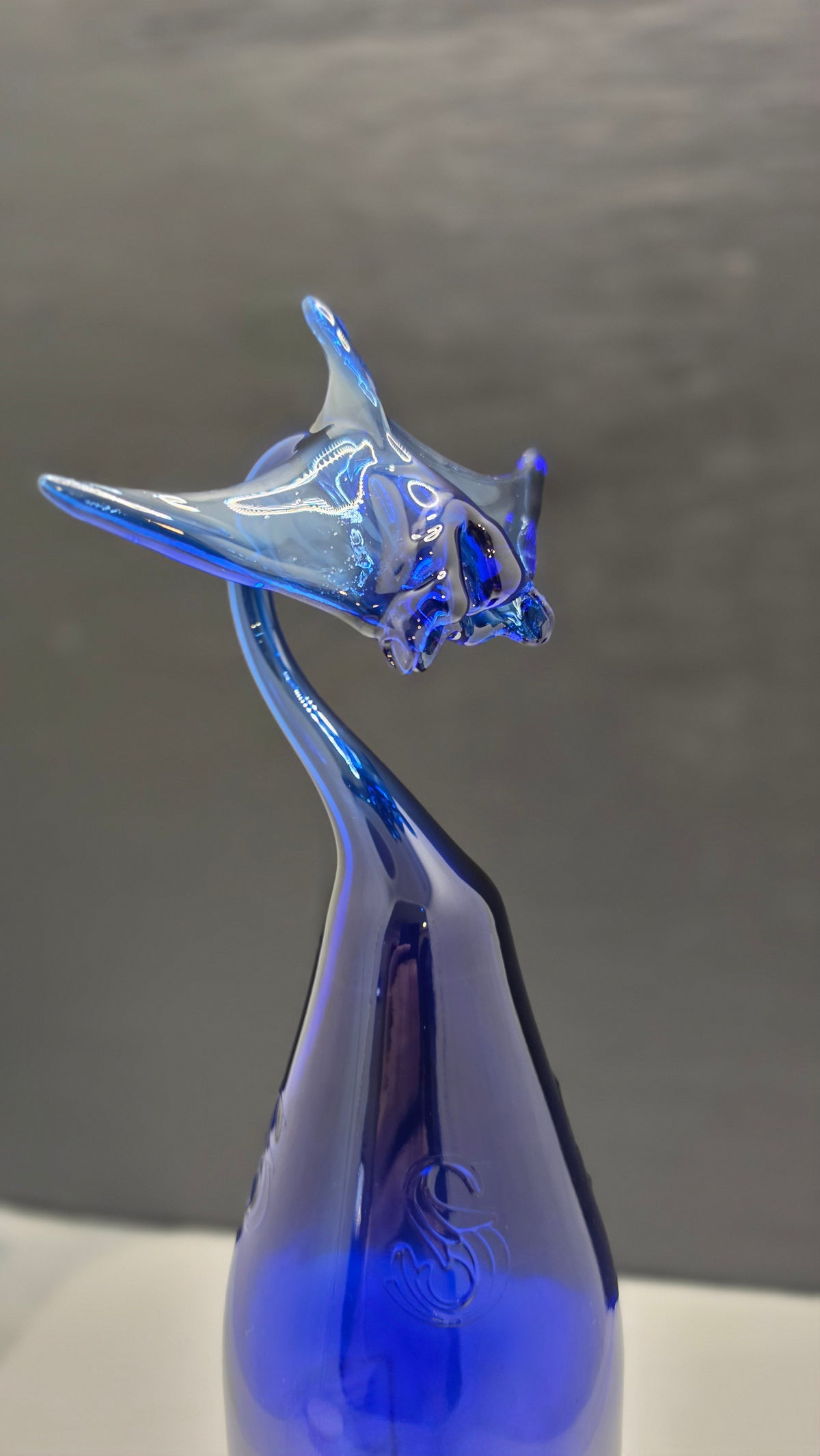 Blue Manta Ray Glass Bottle Sculpture – Handcrafted Collectible Art | Essenar
